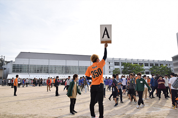 最後は全員参加の「3択・4択クイズ」。アニメや地理、漢字問題など多彩なクイズが出題されました。