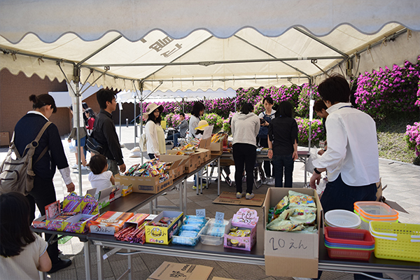 毎年子どもたちに好評の駄菓子コーナー。大人も懐かしさを感じるお菓子が揃います。