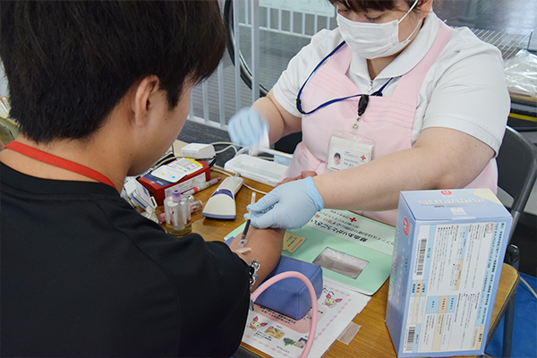 続いて血圧測定と血液検査。脈拍が正常かどうか、また血液型の判定とヘモグロビン濃度が基準値に達しているかをチェック。