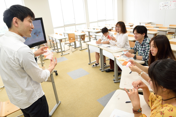 子どものころから折り紙が好きな近藤さん（左）