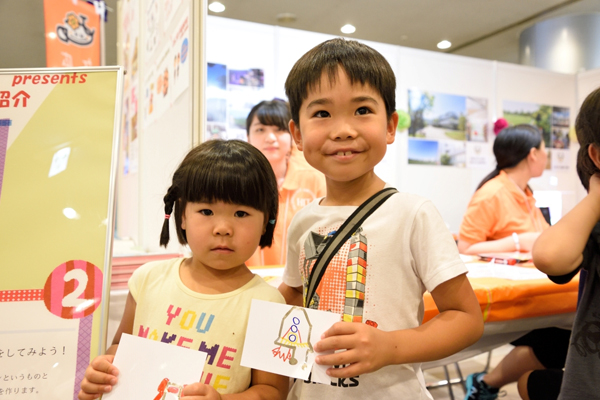 安芸区から来た、りくとくん（小1）、かなちゃん（年中）「電気が通るから光るんだよ！」とうれしそう