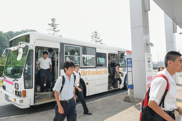 最寄りのJR五日市駅と大学を結ぶ無料のスクールバスで、高校生が到着。