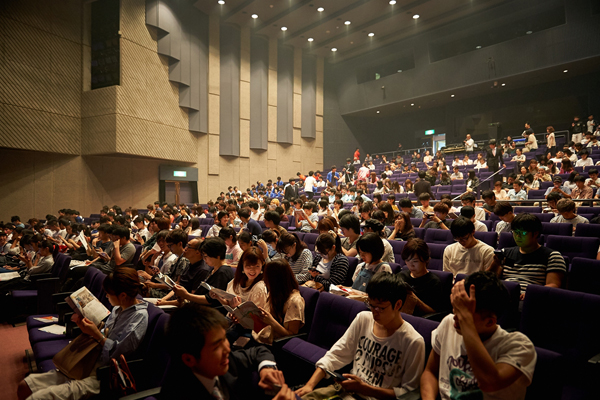 開演前から会場は熱気にあふれていました