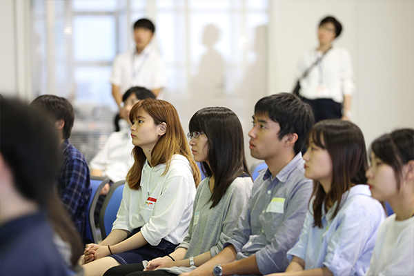 参加者は、普段なかなか知ることのできない話に興味津々。英語での発表を理解しようと、真剣に耳を傾けていました。