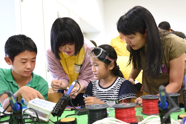 「来年もまた来たい！」と話すお子さんと、「子どもにとって、よい刺激となる一日でした」とご両親