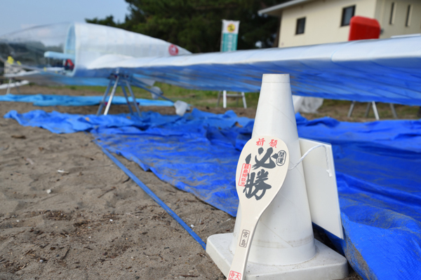 広島らしく、しゃもじで必勝祈願