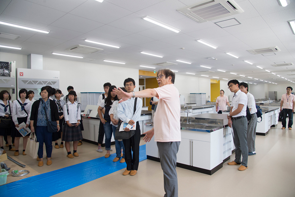 1階の学生実験室。基礎化学実験や生物学実験などの講義・実験に利用されます。食品・生命科学系の学科でこれだけ充実した実験室は、あまりありません。