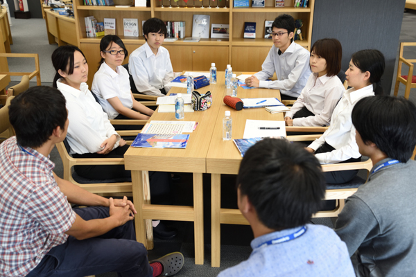 時間が経つにつれ、和やかな雰囲気に。「サークル活動はどんなものがありますか」「終わらなかった仕事を家に持ち帰ることはありますか」という質問にもていねいに答えていただきました。