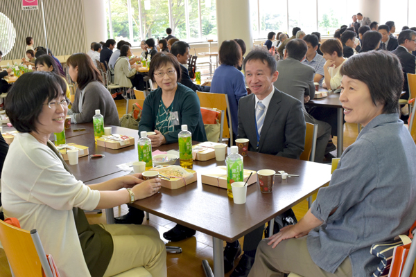 懇談会は教員にとっても有益な時間。「保護者の皆さまに、成績表には表れない学生の状況を知って、理解していただける機会です」と食品生命科学科の今井先生