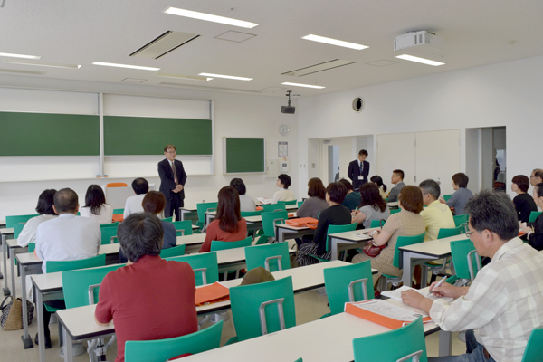 土屋生命学部長は、9月7日に竣工した生命学部の新しい学びの場"27号館"を紹介。「26号館と合わせて2棟を使い、学生たちはいきいきと学んでいます」