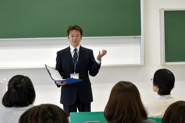 就職について保護者の皆さまから「公務員志望の学生はいるのか」「東京五輪後の景気後退を見越しての対策は」などの質問を寄せていただきました