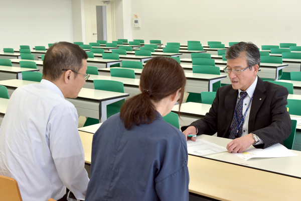 食品生命科学科主任教授・吉本先生と懇談するご両親。「まだまだ子どもっぽいと思っていましたが、大学での様子を聞くと、成長しているのだなと感じます」