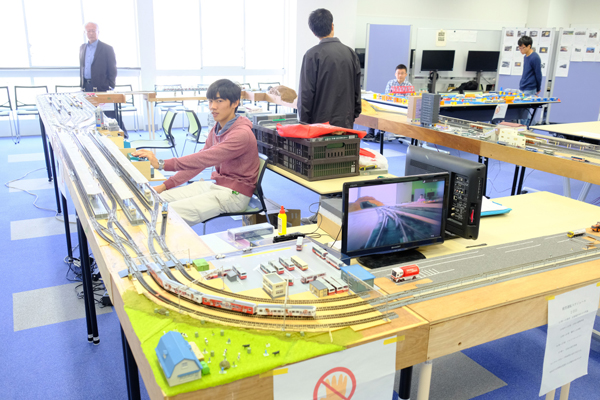 学科展の人気投票で堂々の1位に輝いた鉄道研究部。鉄道模型は、その精巧な作りに感心させられます