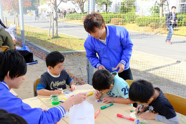 工作教室は子どもたちでいっぱい。「近所に住んでいるので、毎年来ています」と保護者の方