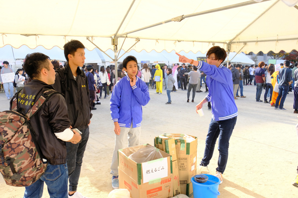 ごみ分別の仕分けだけでなく、イベントの問い合わせにも迅速に対応します