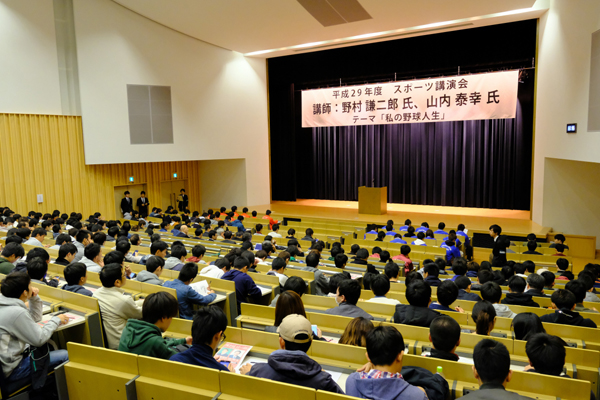 開場時から続々と学生が詰めかけたデネブホール。一般の聴講者の方の姿も多く、元トップアスリートへの関心の高さを感じました