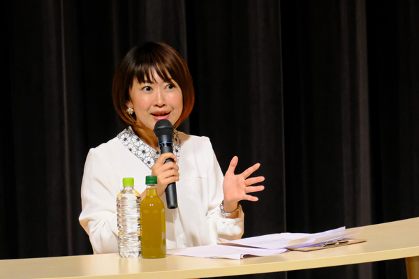 「カープ女子」の住本さん。聴衆をぐいぐいと引きつけるリードで、テンポよく講演会が進んでいきます