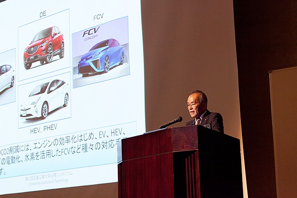 「マルチマテリアル化を実現するためには、各自動車メーカーと素材・部材メーカー、産業機械メーカーなど、あらゆる分野の企業が一体となって取り組むことが重要」と内田先生。