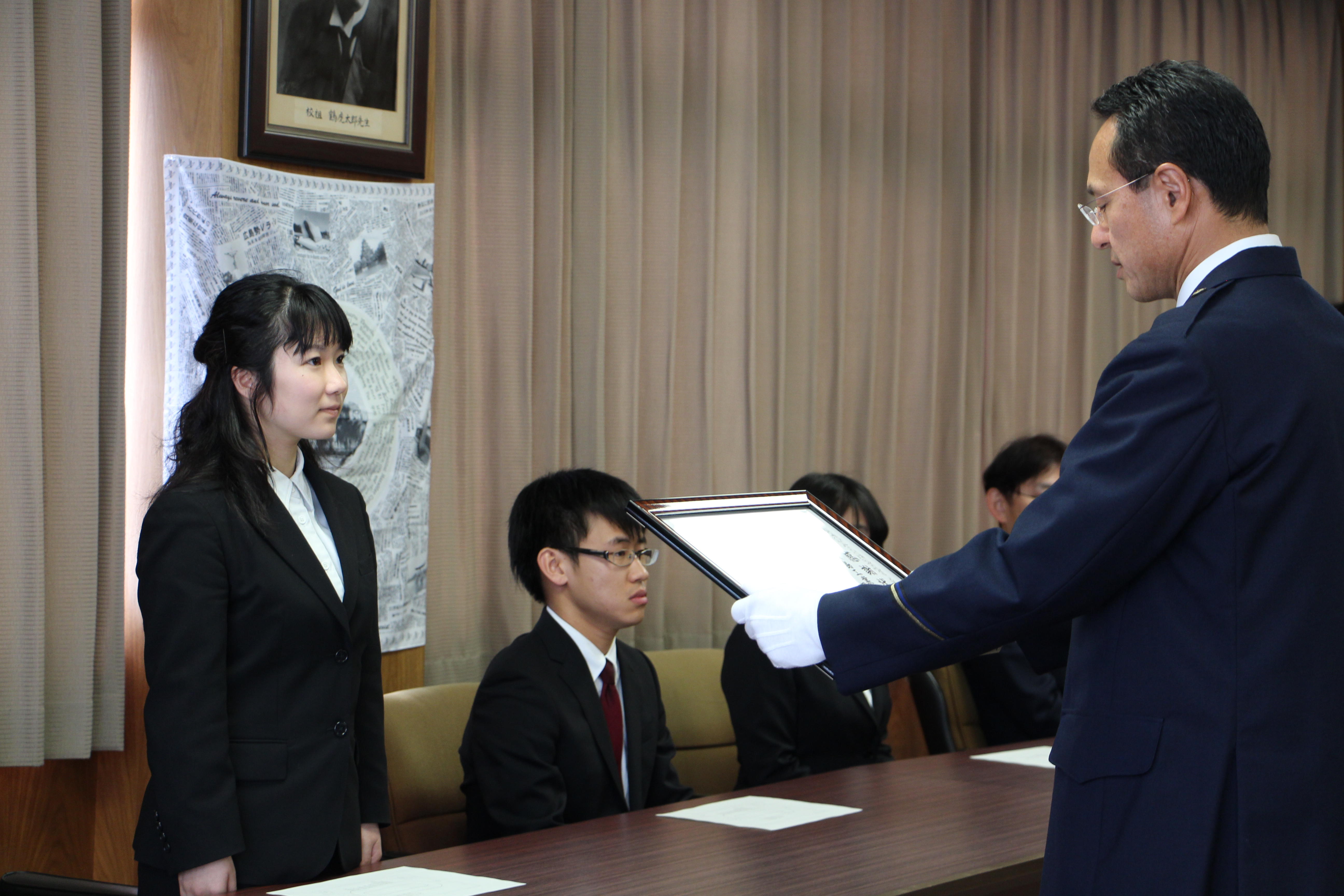 感謝状を受け取る加藤綾花さん（地球環境学科3年）