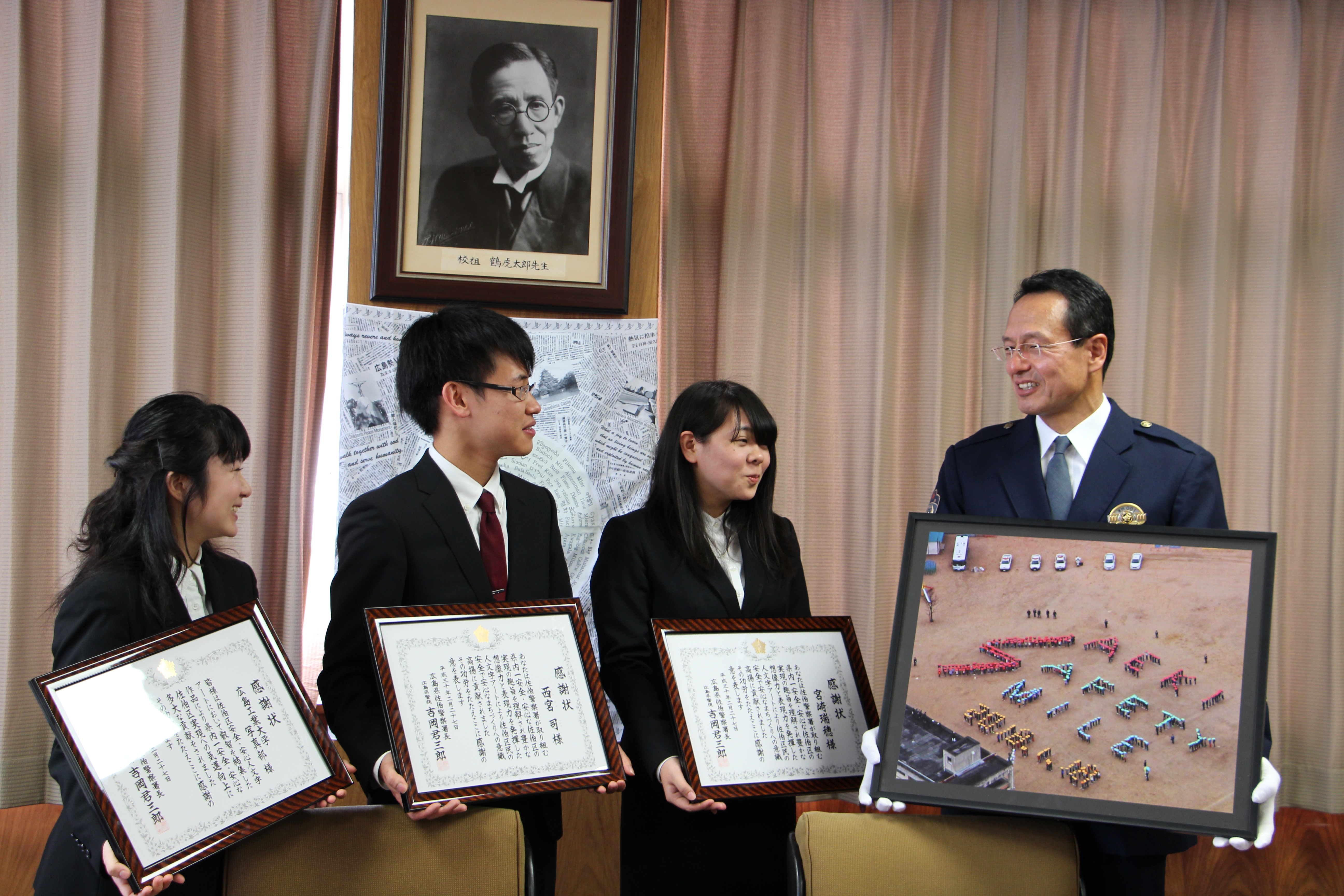 左から加藤綾花さん、西宮司さん（電子情報工学科3年）、宮崎瑞穂さん（地球環境学科2年）、吉岡君三郎佐伯警察署長