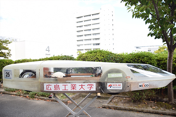 強度を保ったまま軽量化したカウル（車体を覆う部品）。視界性能も向上させ運転しやすくなっています。