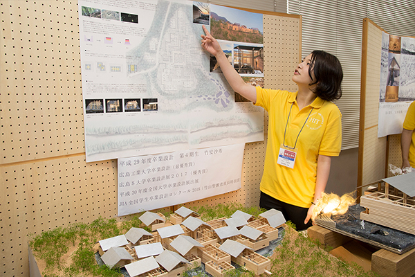 山肌から表れた岩盤をうまく利用し、木のフレームと融合させた"石の博物館"。屋島の特徴であり、香川県の代表的な産出物である石が醸し出す表情を楽しめるよう、工夫が施されています。