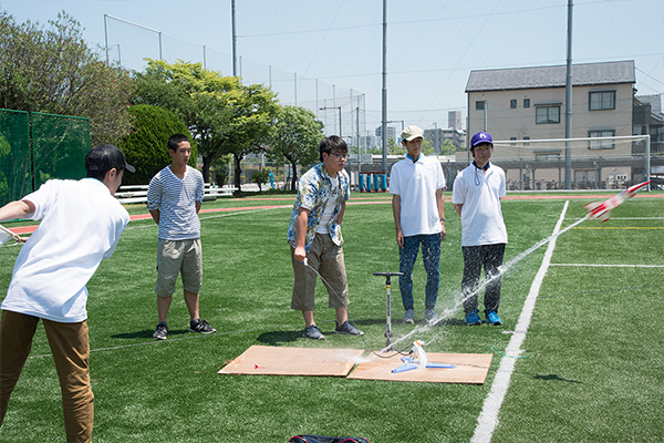 広島工業大学のオープンキャンパスで毎回開催される恒例イベント「高校対抗・水ロケット大会」。500mlペットボトル2本を継ぎ合わせてロケットを自作し、飛距離を競います。さてこのロケット、何ｍ飛ぶかな？ここまでの最高記録・59ｍを更新できるでしょうか？