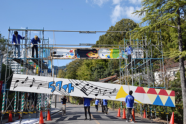 メインゲートの横断幕は工大祭の「顔」。落としたりぶつけたりしないよう慎重に。