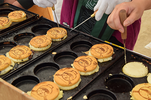 女子学生キャリアデザインセンター（JCDセンター）のキャラクター「キャロミ」の焼き印が入った二重焼きは、可愛くておいしいと大好評！