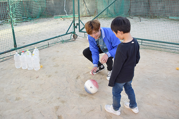 サッカーボウリングも子どもたちに大人気！見事ストライクを出した人には、お菓子をプレゼント。