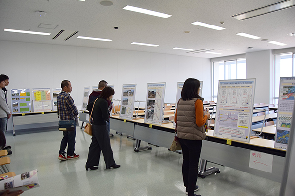 環境土木工学科は、豪雨災害の被害を人命、交通、住宅、地域別など、いろんな視点でまとめて展示。