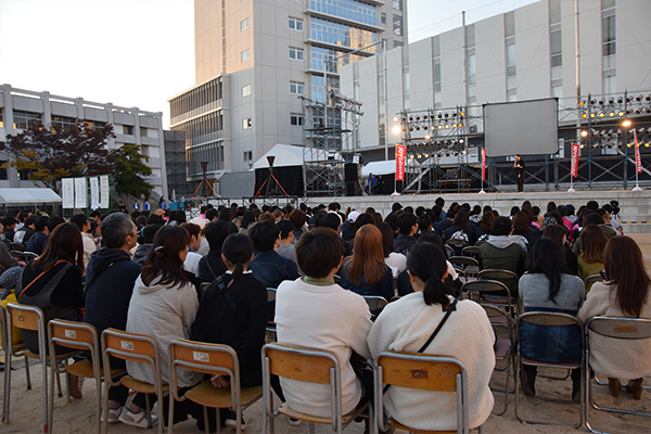 用意された椅子は満席状態。立ち見が出るプログラムも多くあり、大盛況でした。