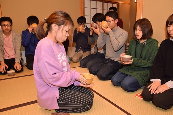 お客様にお茶を差し出す動作も、おもてなしの心を込めて丁寧に。