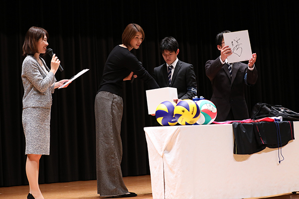 当選番号を引く狩野さん。自分の番号であってほしいと、祈りたくなる瞬間ですね。