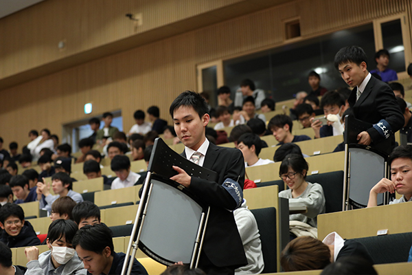 当日は立ち見の人を少しでも減らそうと、急遽追加で椅子をセッティング。想定外の事態にも機転を効かせた対応が光っていました。