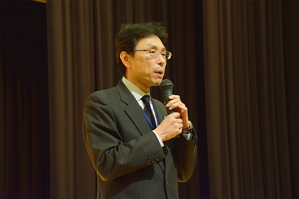 はじめに長坂康史副学長が挨拶。「高校までに学んだことをおさらいし、しっかり実力を蓄えておくと、入学後によいスタートが切れます」