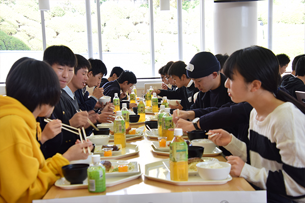 最後はみんなでランチ。すっかり打ち解け合った様子で、趣味や部活の話などで盛り上がっていました。