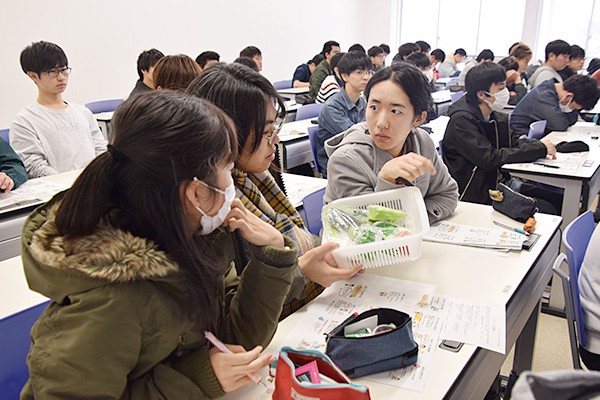 吉岡さんが用意してくれた野菜サンプルで1日に摂るべき野菜の量を確認。「思ったよりも多いんだ」と学生たち。