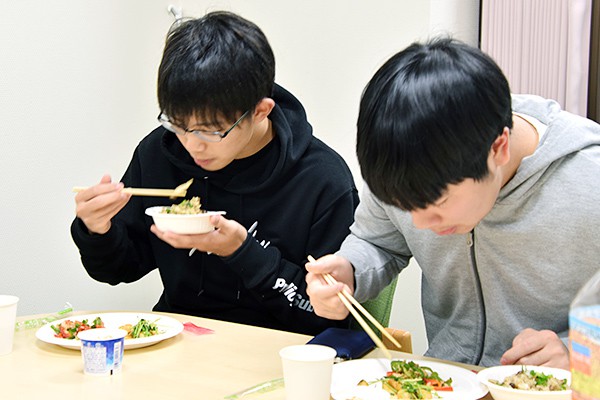 「本当に焼肉のたれだけで味付けしているの？」と、驚いた様子で試食を楽しむ学生たち。