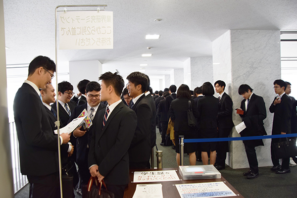 13時の開始前、会場のLEAF GARDEN前には長蛇の列。先頭の学生は10時から並ぶほど、強い意気込みで臨んでいました。