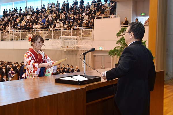 橋本香里さん（環境デザイン学科）は、環境学部を代表して卒業証書・学位記を受け取りました。