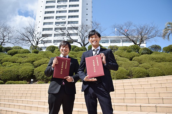 左から大畑大輝さんと髙橋謙太さん（電気システム工学科）2人の一番の思い出は3年生の時、真夜中まで学科棟に残り、一緒に実験レポートを作成したこと。「大変だったけど、今となってはいい思い出です」と振り返ってくれました。