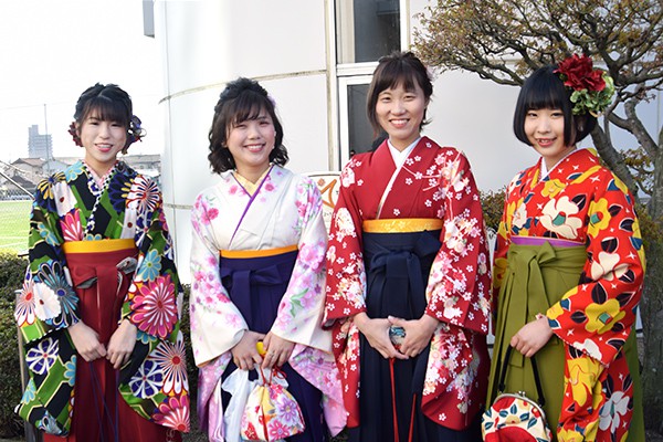 左から島田咲愛さん、板垣茜さん、熊谷美里さん、片岡聖美さん（地球環境学科）「学生自主企画プログラムHITチャレンジでピタゴラ装置をみんなで協力してつくったのが思い出に残っています。測量など専門的な技術も身につきました」と、話してくれました。