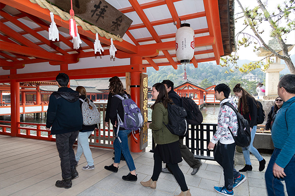 さあ、みんなで参拝へ。厳かな雰囲気に包まれた廻廊に足を踏み入れると、陽気なTWU生たちもさすがに神妙な面持ちになります。