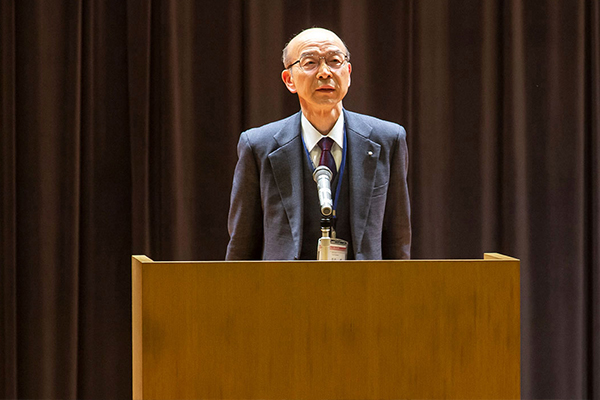 コンサートに先立ち、本学・岩井副学長が「学生同士の交流は、互いにとってよい思い出になるばかりでなく、本学学生にとって大変貴重な経験となる。このような機会を活用し、ぜひ楽しんで下さい」と挨拶しました。