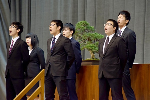 最後に吹奏楽部の伴奏のもと、学生自治会、文化局、体育会本部、工大祭実行委員会のメンバーが大学歌を披露し入学宣誓式に花を添えました。