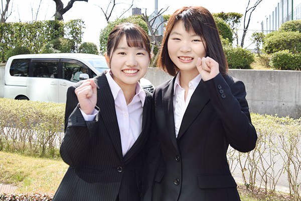 建築デザイン学科の河田彩さん（左）と庄司涼穂さん（右）2人の目標は建築士の資格を取得すること。「広島工大は1年次から専門の授業があるので、早くから本格的に学べるのが楽しみです」