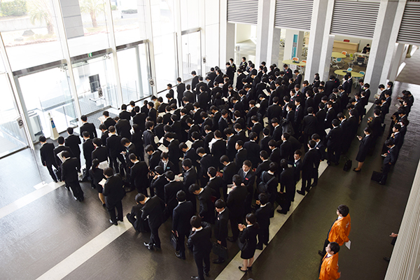 説明会開始前からすでにこの行列。先頭の学生は1時間30分前から並んでいたそうで、就活に対する意気込みが伝わってきます。