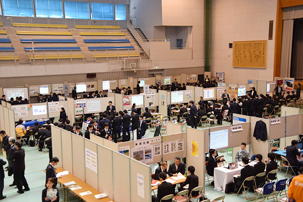 活気あふれる鶴記念体育館。学内で一度にたくさんの企業の情報を収集できるのが、大きなメリットです。