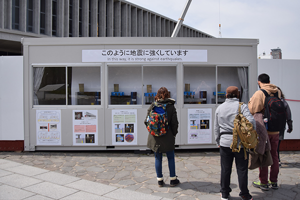 実際に展示されている様子がこちら。多くの観光客が足を止めて、パネルと模型に見入っていました。